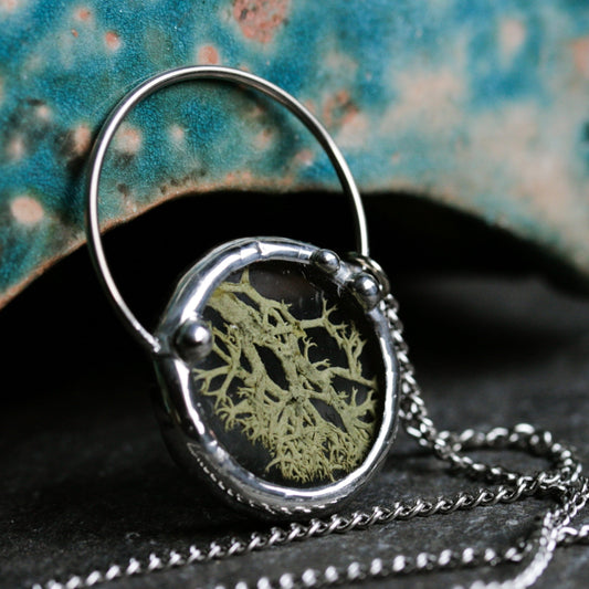 round moss necklace
